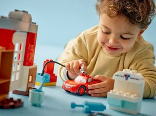 McQueens bezoek aan Docs garage LEGO-set afbeelding 5