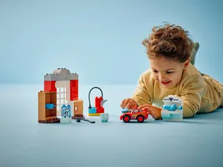 McQueens bezoek aan Docs garage LEGO-set afbeelding 6