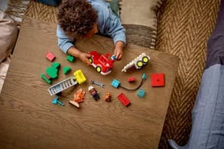 Brandweertruck met slang en brandweerman LEGO-set afbeelding 5