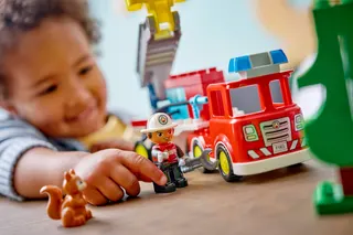 Brandweertruck met slang en brandweerman LEGO-set afbeelding 8
