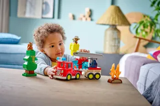 Brandweertruck met slang en brandweerman LEGO-set afbeelding 9