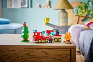 Brandweertruck met slang en brandweerman LEGO-set afbeelding 10