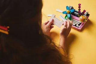 Typemachine met bloemen LEGO-set afbeelding 6