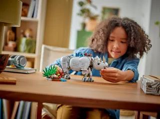 Wilde dieren: machtige neushoorn met vogels LEGO-set afbeelding 6