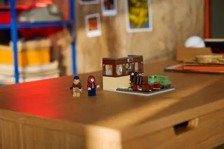 Stranger Things: WSQK Radio Station LEGO-set afbeelding 4
