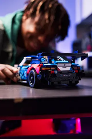 BMW M4 GT3 EVO Race Car LEGO-set afbeelding 6