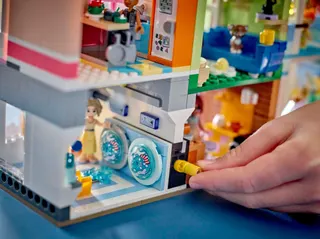 Heartlake City appartementen en winkels LEGO-set afbeelding 7