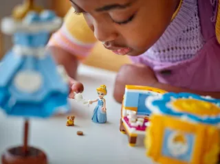 De jurk van Assepoester LEGO-set afbeelding 2