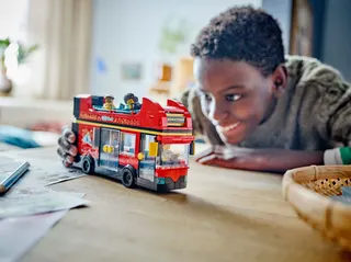 Toeristische rode dubbeldekker LEGO-set afbeelding 7