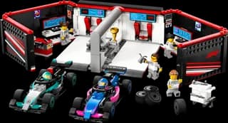 F1 Garage & Mercedes-AMG & Alpine Cars LEGO-set