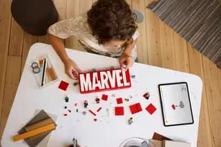 MARVEL logo en minifiguren LEGO-set afbeelding 5