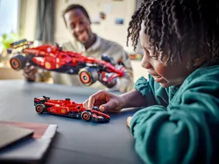 Ferrari SF-24 F1 racewagen LEGO-set afbeelding 6