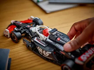 MoneyGram Haas F1 Team VF-24 racewagen LEGO-set afbeelding 5