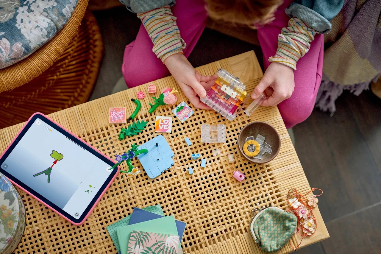 Parfumfles met bloemen LEGO-set afbeelding 2